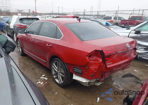2017 Volkswagen Passat 1.8T R-Line z USA, uszkodzony, nr VIN 1VWDT7A31HC034885